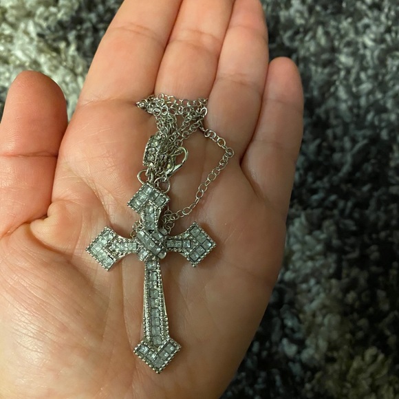 Women’s stunner classy cross necklace - Picture 3 of 4
